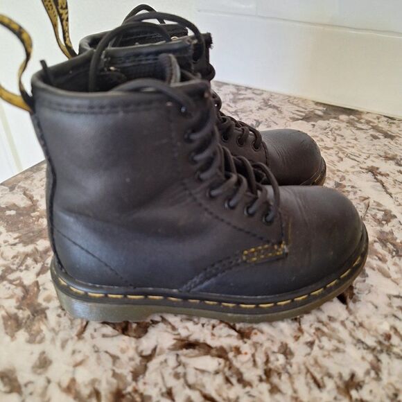 Dr. Martens boots size 8 - Picture 2 of 10